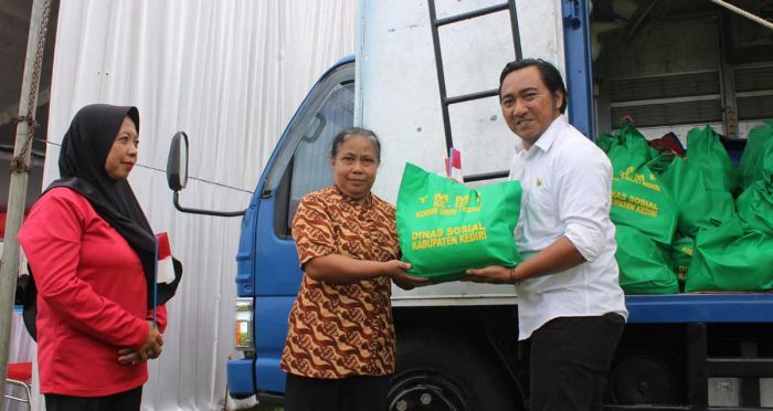 300 Warga Kediri Terima Bantuan Sembako di TMMD ke-127
