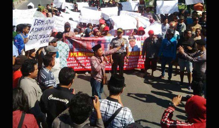 Ratusan PKL Demo Pemkab Sumenep, Tuntut Cabut Kebijakan Relokasi