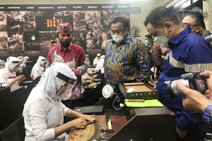 Kunjungi BIN Cigar Jember, ​Wakil Ketua DPR RI Minta Ekonomi Kerakyatan Lebih Digiatkan Lagi