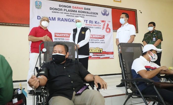 Gubernur Khofifah Apresiasi Disnakertrans dan BPJS Ketenagakerjaan Gelar Donor Plasma Konvalesen Gubernur Khofifah Apresiasi Disnakertrans dan BPJS Ketenagakerjaan Gelar Donor Plasma Konvalesen