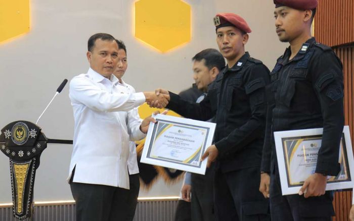 Gagalkan Peredaran Barang Terlarang, 2 Petugas Lapas Pemuda Madiun Terima Perhargaan Gagalkan Peredaran Barang Terlarang, 2 Petugas Lapas Pemuda Madiun Terima Perhargaan