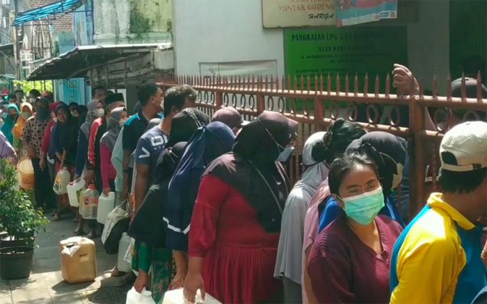 Warga Kota Pasuruan Rela Antre Berjam-jam Demi Dapatkan Minyak Goreng Curah Warga Kota Pasuruan Rela Antre Berjam-jam Demi Dapatkan Minyak Goreng Curah