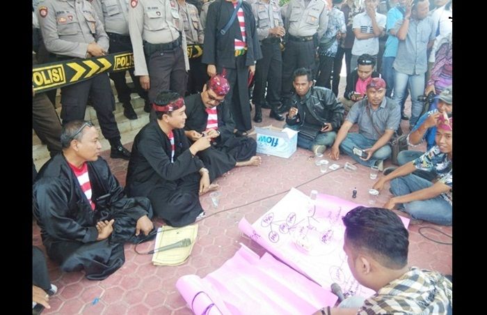 ​Didemo Warga, Bupati Pamekasan Ajak Pendemo Nyanyi Lagu Iwan Fals