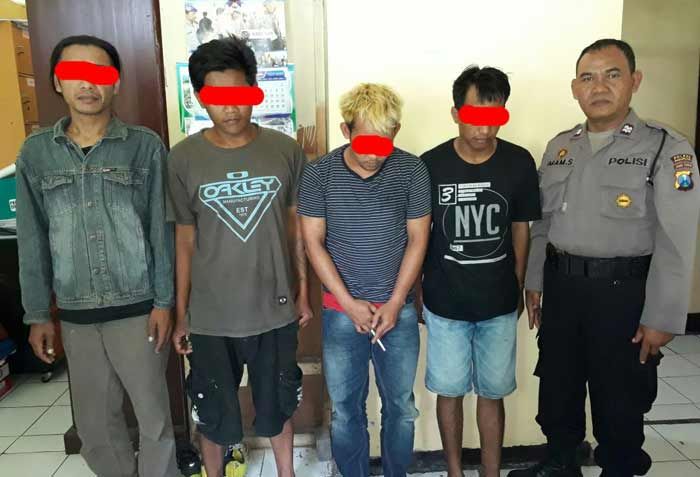 Asyik Nongkrong di depan Toko, 4 Korak Bersenjata Tajam di Pasuruan Diciduk Polisi Asyik Nongkrong di depan Toko, 4 Korak Bersenjata Tajam di Pasuruan Diciduk Polisi