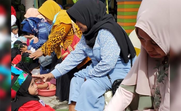 Hari Ibu, Ratusan Murid PAUD di Jombang Basuh Kaki Ibunda