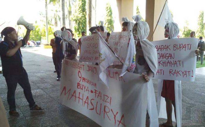 Pocong Gentayangan di Kantor Pemkab Sumenep, Sebut 9 Program Bupati Gagal Pocong Gentayangan di Kantor Pemkab Sumenep, Sebut 9 Program Bupati Gagal