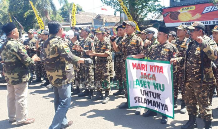 Ratusan Anggota Banser Geruduk Mapolres Blitar Kota Protes Kriminalisasi Tokoh NU Ratusan Anggota Banser Geruduk Mapolres Blitar Kota Protes Kriminalisasi Tokoh NU