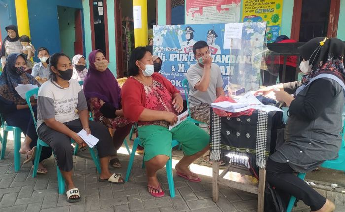 Penerima Bantuan Pangan Non-Tunai di Banyuwangi Harus Sudah Divaksin Covid-19 Penerima Bantuan Pangan Non-Tunai di Banyuwangi Harus Sudah Divaksin Covid-19