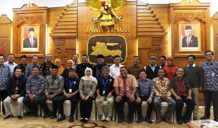 Gubernur Jatim Luncurkan KKN Kolaboratif "Brantas Tuntas" Bersama 8 Perguruan Tinggi Negeri Gubernur Jatim Luncurkan KKN Kolaboratif "Brantas Tuntas" Bersama 8 Perguruan Tinggi Negeri
