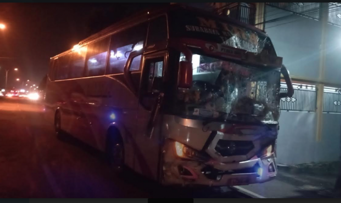 Diduga Rem Blong, Bus Mira Hantam Truk dan Mobil Bak di Jombang, Dua Orang Tewas