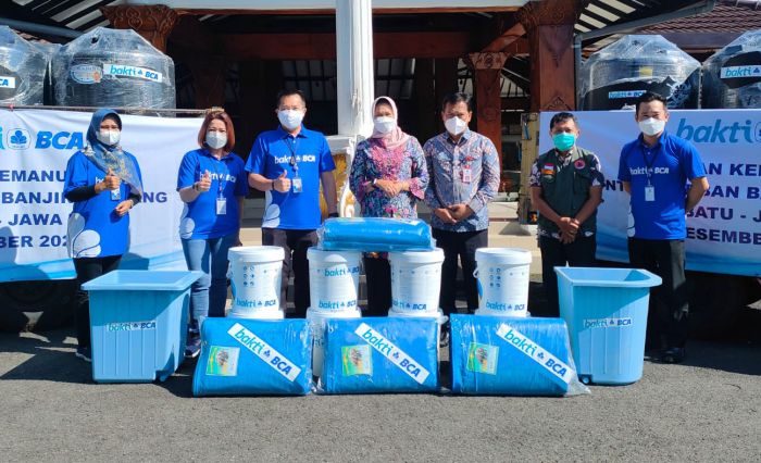 Wali Kota Batu Terima Bantuan Kemanusiaan Banjir Bandang dari BCA Wali Kota Batu Terima Bantuan Kemanusiaan Banjir Bandang dari BCA