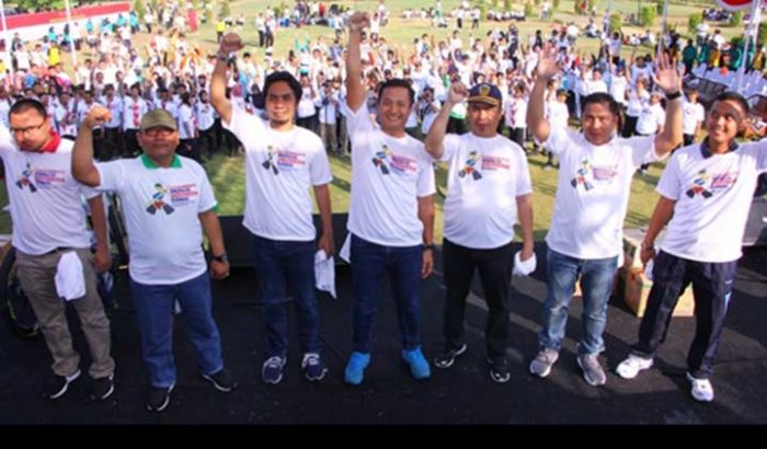 Ribuan Warga Madiun Deklarasi Tolak Kerusuhan dan Dukung Indonesia Damai Ribuan Warga Madiun Deklarasi Tolak Kerusuhan dan Dukung Indonesia Damai