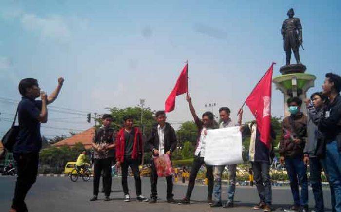Tolak Kedatangan Jokowi ke Tuban, LMND Demo dan Lurug Kantor DPRD