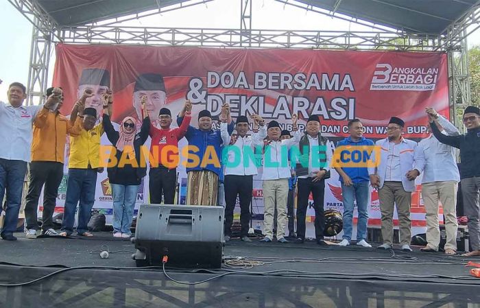 Lukman Hakim dan Fauzan Jakfar Diantar Ribuan Relawan saat Daftar ke KPU Bangkalan Lukman Hakim dan Fauzan Jakfar Diantar Ribuan Relawan saat Daftar ke KPU Bangkalan