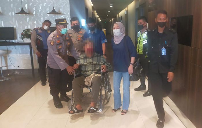 Lari Telanjang di Lorong Hotel, Coba Bunuh Diri Tenggak Racun, Pemuda Depresi Diselamatkan Polisi Lari Telanjang di Lorong Hotel, Coba Bunuh Diri Tenggak Racun, Pemuda Depresi Diselamatkan Polisi