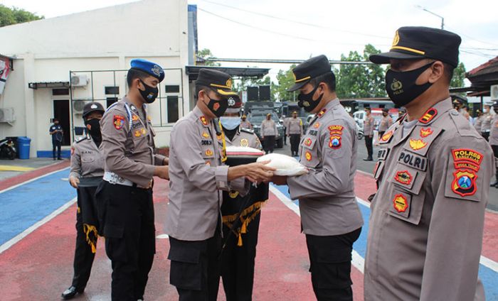 Polres Bangkalan Salurkan Bantuan Sosial Beras 10 Ton untuk Masyarakat Terdampak Covid-19 dan Banjir