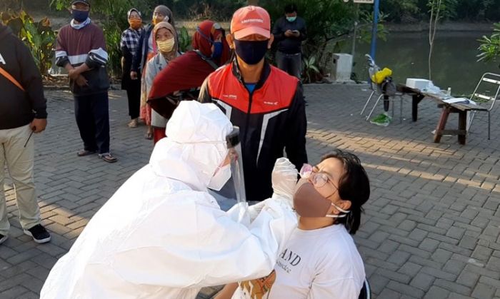 Hari Kedua Rapid Test Massal di Pasar Keputran, 19 Orang Reaktif Hari Kedua Rapid Test Massal di Pasar Keputran, 19 Orang Reaktif