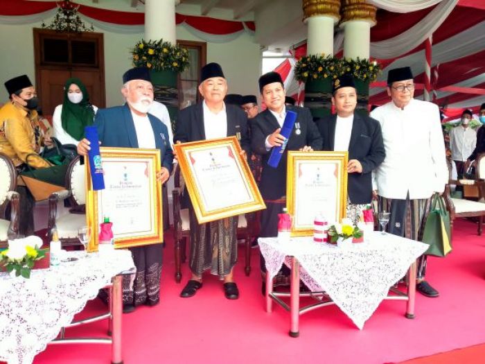 Kiai Asep Raih Dua Penghargaan,  Lencana Emas dari Gubernur dan Indonesian School Challenge Award