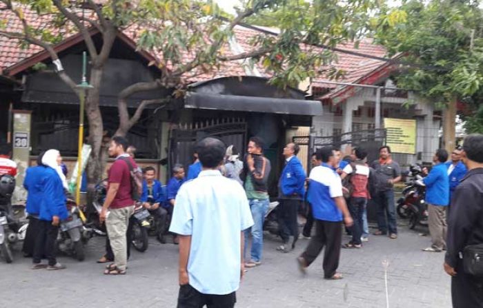 DPP Siap Kawal Kasus Teror Bom Molotov di Rumah Ketua PAN Gresik DPP Siap Kawal Kasus Teror Bom Molotov di Rumah Ketua PAN Gresik