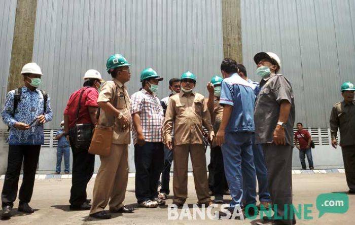 Sidak, Komisi C DPRD Jombang Tinjau Cerobong PT SUB Diwek dan Datangi Rumah Warga Terdampak Polusi