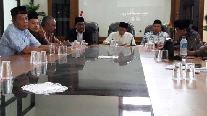 Masyarakat Minta MUI Gresik Fair Putuskan Sandal New Era Berlafadz Allah atau Tidak