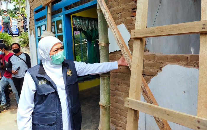 Tinjau Gempa di Blitar, Khofifah Minta Percepatan Validasi Data Warga Terdampak Tinjau Gempa di Blitar, Khofifah Minta Percepatan Validasi Data Warga Terdampak