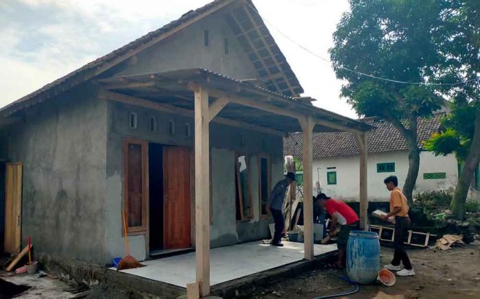 Dari Bambu Menjadi Bangunan Kokoh, TMMD Kodim Kediri ke-127 Bedah Rumah Sumiin