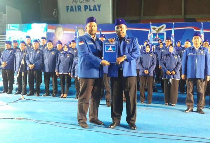 Dikukuhkan, Ketua PD Gresik Eddy Santoso Siap Menangkan Khofifah-Emil di Pilgub Jatim Dikukuhkan, Ketua PD Gresik Eddy Santoso Siap Menangkan Khofifah-Emil di Pilgub Jatim