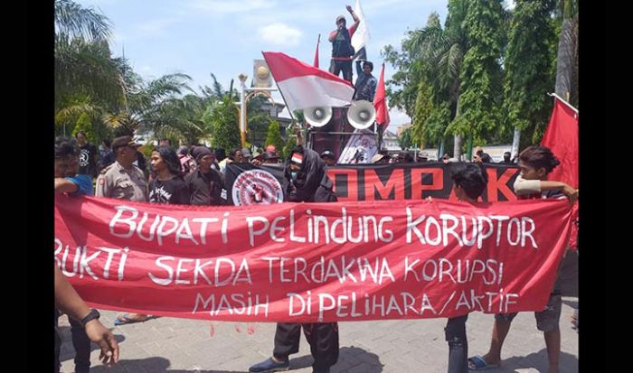 Demo Tak Ditemui Bupati dan Wabup, Kompak Gresik Ancam Gelar Aksi Lagi dengan Massa Lebih Besar Demo Tak Ditemui Bupati dan Wabup, Kompak Gresik Ancam Gelar Aksi Lagi dengan Massa Lebih Besar