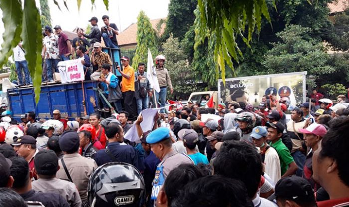 Mengaku Diintimidasi, Ratusan Warga Puncu Geruduk Kantor Perhutani KPH Kediri