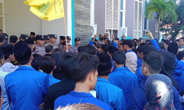 Sejumlah Sekolah di Bangkalan Patok Harga Atribut Rp1,5 Juta, AktiviS PMII Gerduk Kantor Disdik Sejumlah Sekolah di Bangkalan Patok Harga Atribut Rp1,5 Juta, AktiviS PMII Gerduk Kantor Disdik