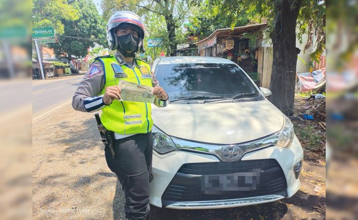 Satlantas Polres Probolinggo Amankan Mobil Bodong, STNK dan BPKB Dipalsu Satlantas Polres Probolinggo Amankan Mobil Bodong, STNK dan BPKB Dipalsu