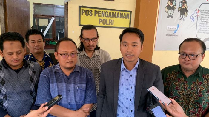 Tim Hukum Paslon Rijanto-Beky Datangi Bawaslu Kabupaten Blitar untuk Klarifikasi dan Buat Laporan Tim Hukum Paslon Rijanto-Beky Datangi Bawaslu Kabupaten Blitar untuk Klarifikasi dan Buat Laporan