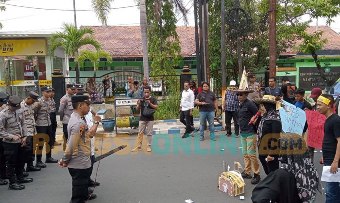 Kasus Bansos PKH di Gunung Eleh Mandek, MDW Serahkan Obat Masuk Angin ke Polres Sampang