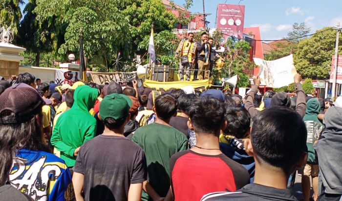 Ketua DPRD Gresik Janji Panggil Manajemen Gresik United, Muncul Pria Ngaku Sebagai Pengelola Baru Ketua DPRD Gresik Janji Panggil Manajemen Gresik United, Muncul Pria Ngaku Sebagai Pengelola Baru