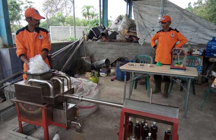 Wow, Kakek Lulusan SD di Blitar ini Mampu Ubah Sampah jadi 3 Jenis Bahan Bakar Wow, Kakek Lulusan SD di Blitar ini Mampu Ubah Sampah jadi 3 Jenis Bahan Bakar