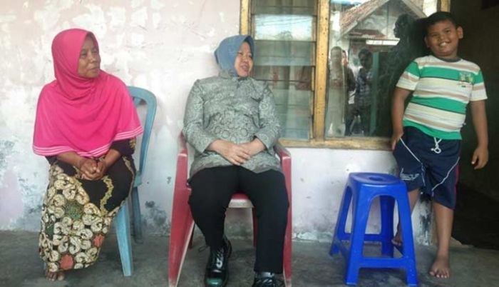 Isak Tangis Haru Keluarga KPPS Warnai Kunjungan Risma di Bulak Banteng