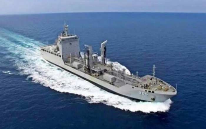 Angkut Crane Tanpa Dokumen Lengkap, Kapal TB Brawijaya XII Diamankan KRI Tarakan - 905 Angkut Crane Tanpa Dokumen Lengkap, Kapal TB Brawijaya XII Diamankan KRI Tarakan - 905