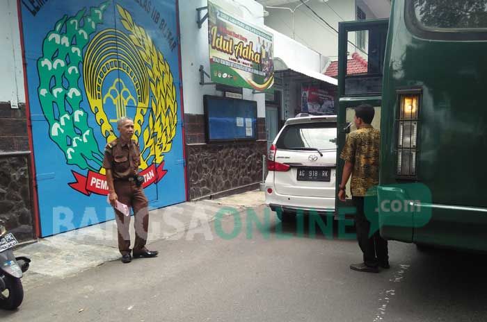 Sempat Mangkir, Kades Soso Akhirnya Menyerahkan Diri Sempat Mangkir, Kades Soso Akhirnya Menyerahkan Diri
