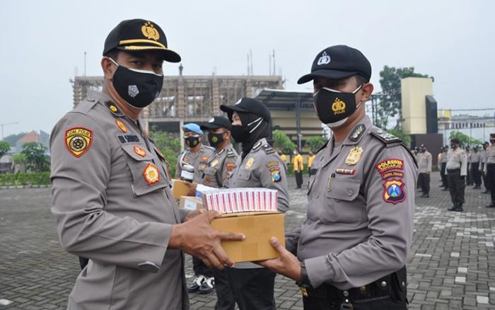 Laksanakan PPKM, Kapolresta Sidoarjo Bekali Anggota dengan Probiotik dan Vitamin Laksanakan PPKM, Kapolresta Sidoarjo Bekali Anggota dengan Probiotik dan Vitamin