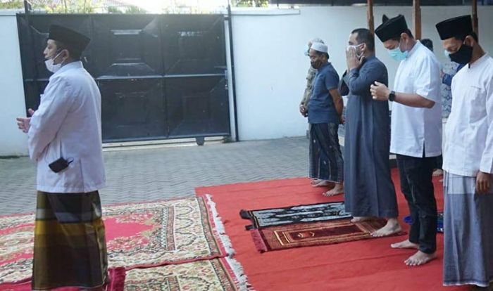 Wali Kota Kediri Beserta Keluarga Laksanakan Ibadah Salat Idul Fitri di Rumah