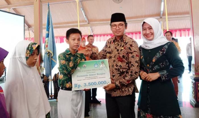 Bupati Bangkalan Berikan Beasiswa Kepada Siswa SD, SMP, dan Madrasah Berprestasi Bupati Bangkalan Berikan Beasiswa Kepada Siswa SD, SMP, dan Madrasah Berprestasi