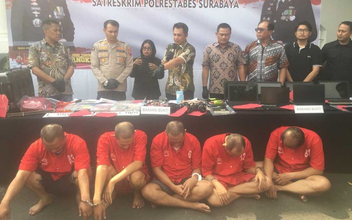 Polisi Beberkan Peran Pelaku Perampokan di Perumahan Elit Puri Galaxy Surabaya Polisi Beberkan Peran Pelaku Perampokan di Perumahan Elit Puri Galaxy Surabaya