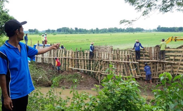 Diterjang Banjir, Tanggul Kali Bakung Jebol Tiga Kali Diterjang Banjir, Tanggul Kali Bakung Jebol Tiga Kali