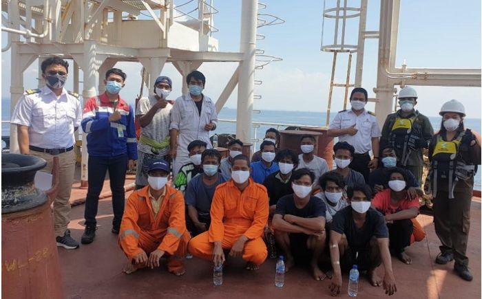 Kapal Terbakar, 16 Nelayan yang Diselamatkan Kapal MT Queen Tiba di Tuban Kapal Terbakar, 16 Nelayan yang Diselamatkan Kapal MT Queen Tiba di Tuban