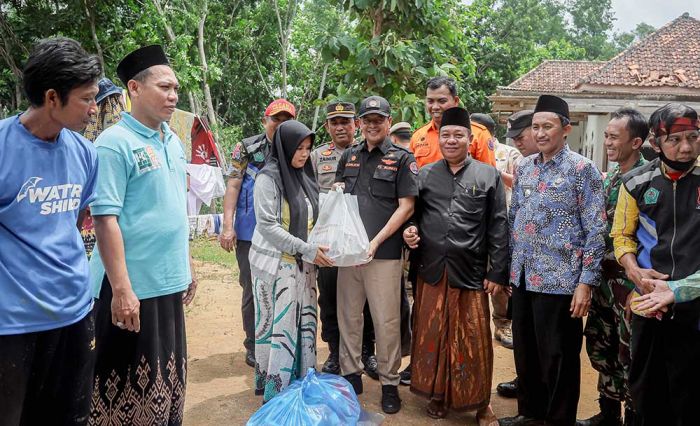Pj Bupati Pamekasan Serahkan Bantuan untuk Warga Terdampak Bencana Angin Kencang Pj Bupati Pamekasan Serahkan Bantuan untuk Warga Terdampak Bencana Angin Kencang