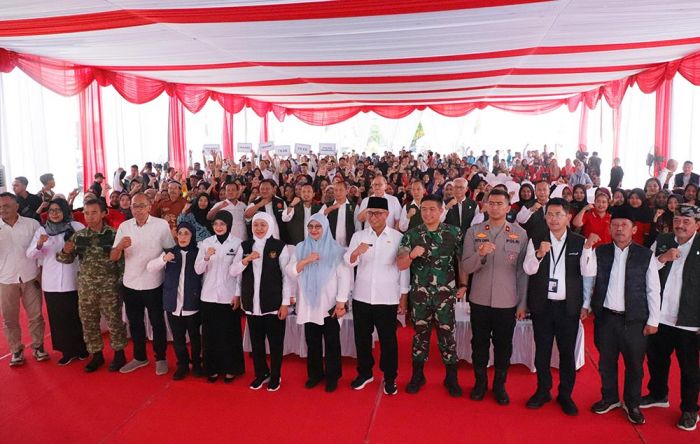 Salurkan Rp1,8 Miliar, Khofifah Serahkan Bansos dan Tali Asih Pilar Sosial di Kota Kediri