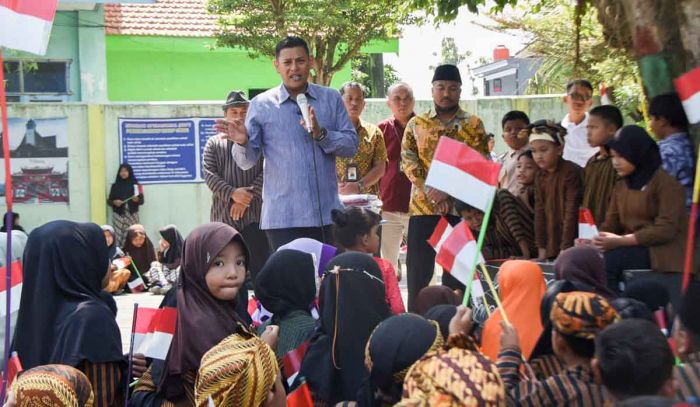 Wali Kota Kediri Beri Kain Seragam Gratis untuk Peserta Didik Baru Tingkat SD dan SMP Wali Kota Kediri Beri Kain Seragam Gratis untuk Peserta Didik Baru Tingkat SD dan SMP