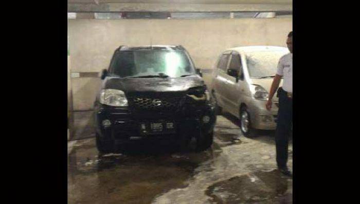 Parkiran Matos Nyaris Terbakar Gara-gara Mobil Korsleting Parkiran Matos Nyaris Terbakar Gara-gara Mobil Korsleting