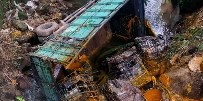 Tak Kuat Nanjak, Truk Muatan Minyak Sawit Terjun ke Sungai di Talun Blitar